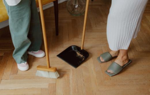 Semplici trucchi per pulire la camera da letto per i proprietari di casa impegnati